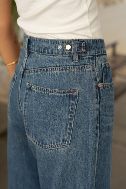 Détail taille haute et poche arrière jean Oraije Brune coupe barrel en denim bleu