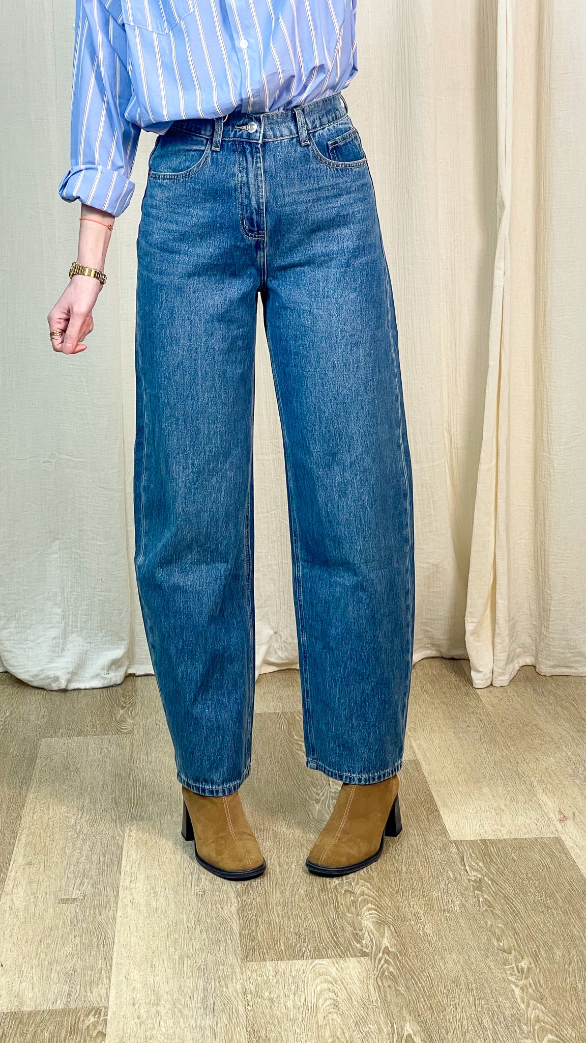 Jean Oraije Brune taille haute porté avec chemise rayée bleue