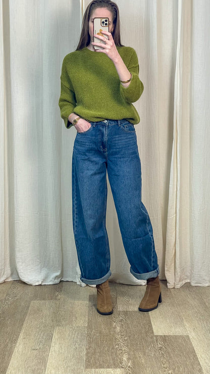 Jean Oraije Brune coupe barrel porté avec pull vert silhouette complète