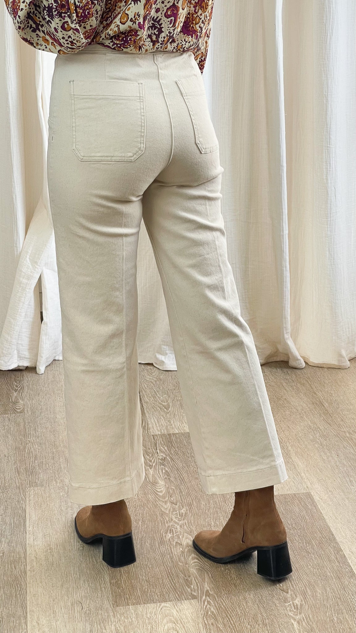 Jean Victorine Oraije coupe wide à pont, vue de dos, taille haute, écru