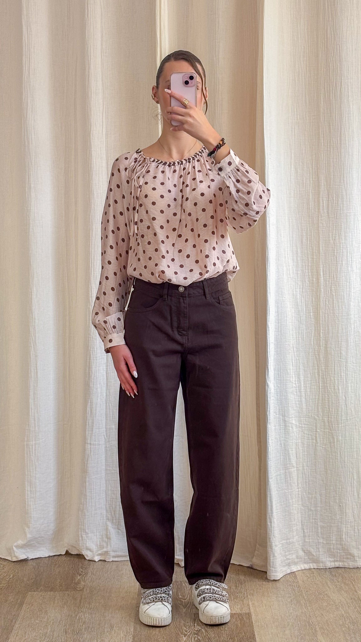 Jean bony Oraije couleur marron, porté avec une blouse à pois