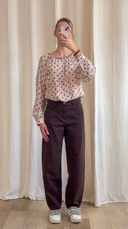 Jean bony Oraije couleur marron, porté avec une blouse à pois