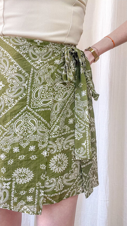 Détail jupe verte imprimé bandana lien à nouer sur le côté