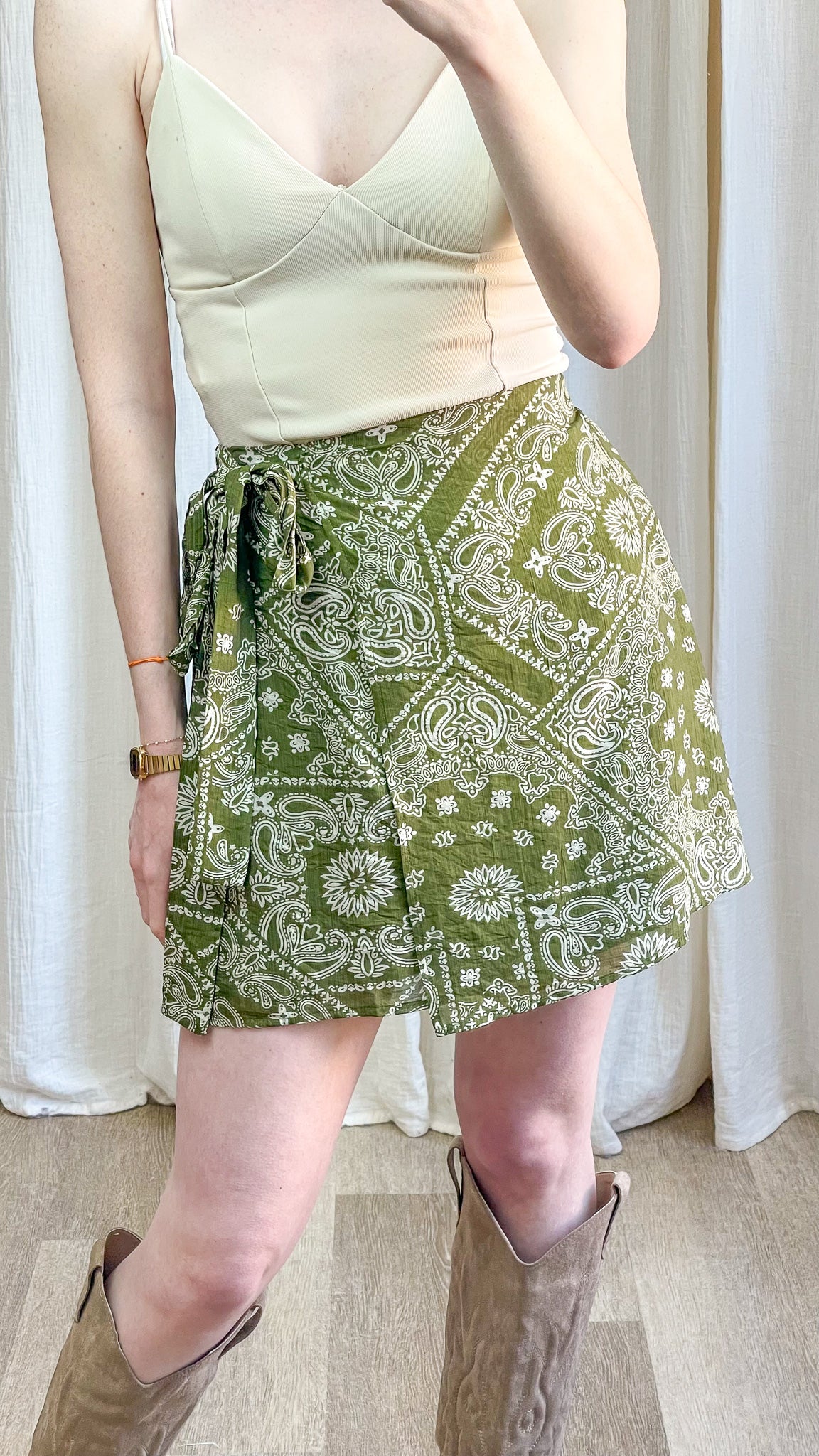 Jupe courte verte imprimé bandana vue de côté avec lien à nouer