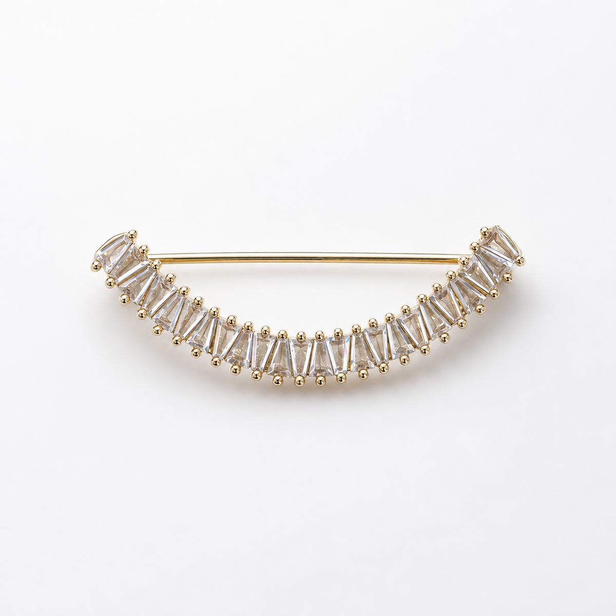 Broche dorée arc de cristaux baguette transparents avec détails perlés, accessoire bijou élégant femme