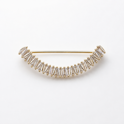 Broche dorée arc de cristaux baguette transparents avec détails perlés, accessoire bijou élégant femme