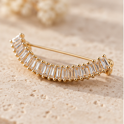 Broche dorée arc incurvé ornée de cristaux baguette transparents, accessoire élégant femme pour tenue habillée