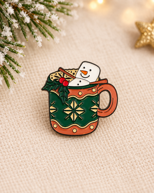 Pin's émaillé tasse de Noël verte et rouge avec bonhomme de neige marshmallow, accessoire fantaisie hiver femme