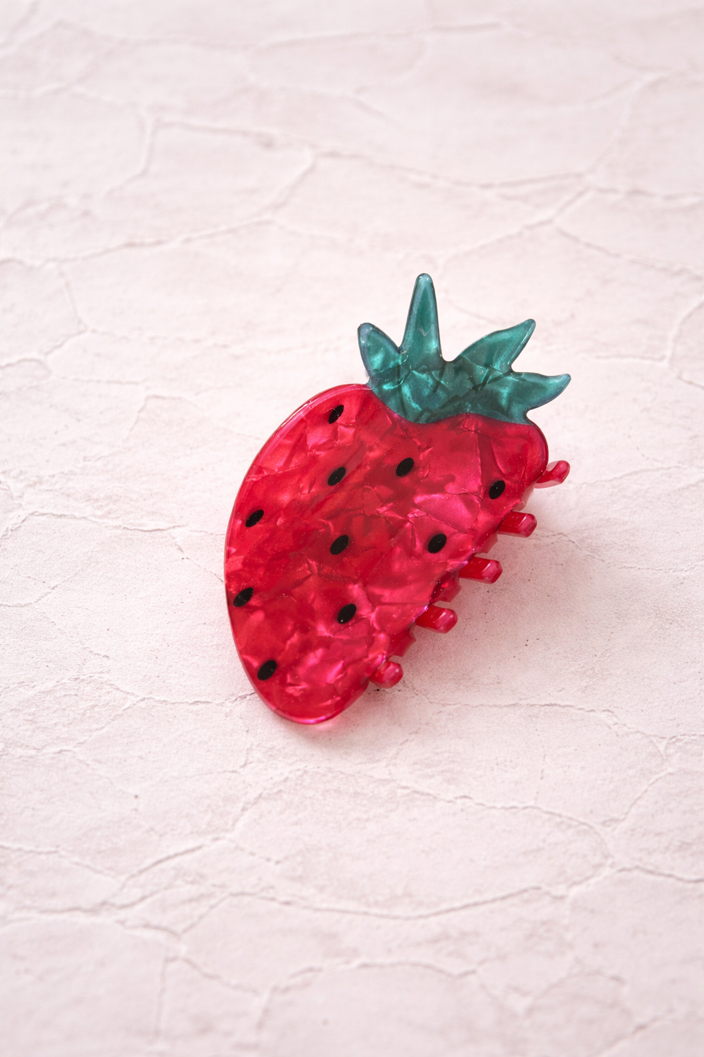 Pince crabe cheveux fraise résine acétate rouge nacrée