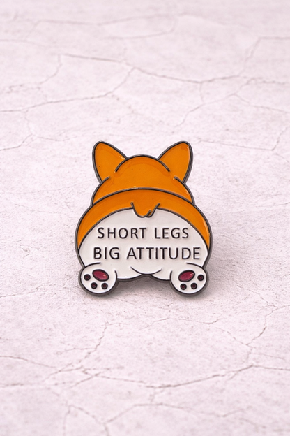 Pin's émaillé corgi vu de dos Short Legs Big Attitude orange et blanc