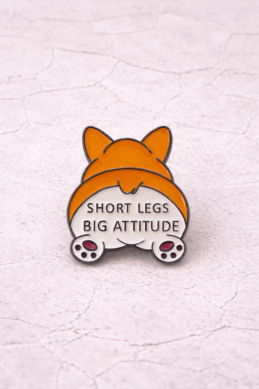 Pin's émaillé corgi vu de dos Short Legs Big Attitude orange et blanc