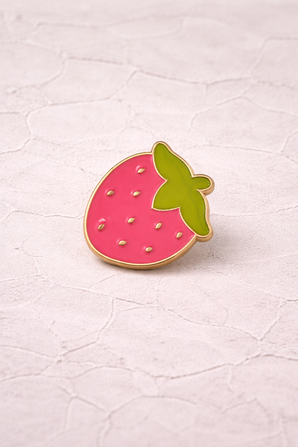 Pin's émaillé fraise rose fuchsia contours dorés original
