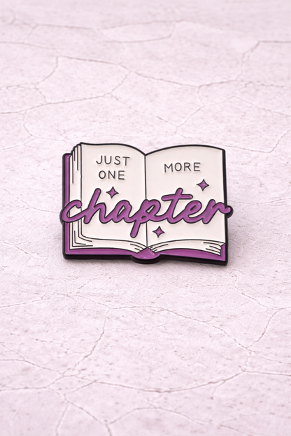 Pin's émaillé livre ouvert Just One More Chapter lilas et blanc