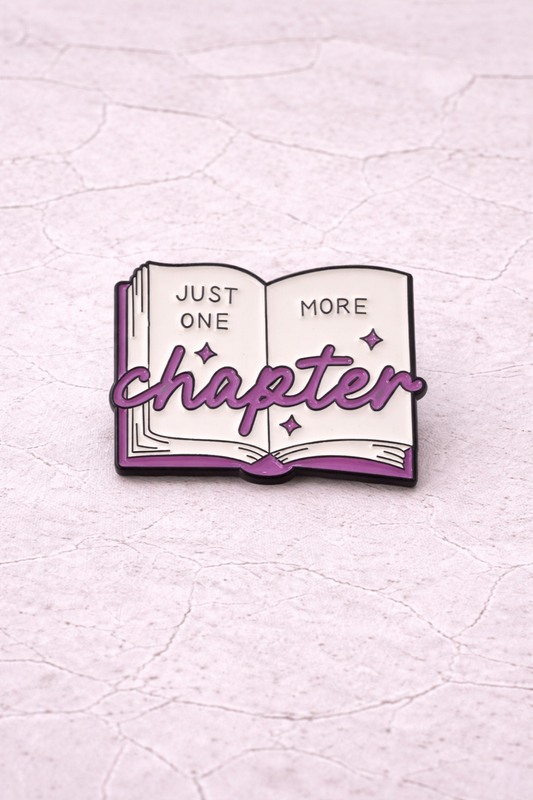Pin's émaillé livre ouvert Just One More Chapter lilas et blanc