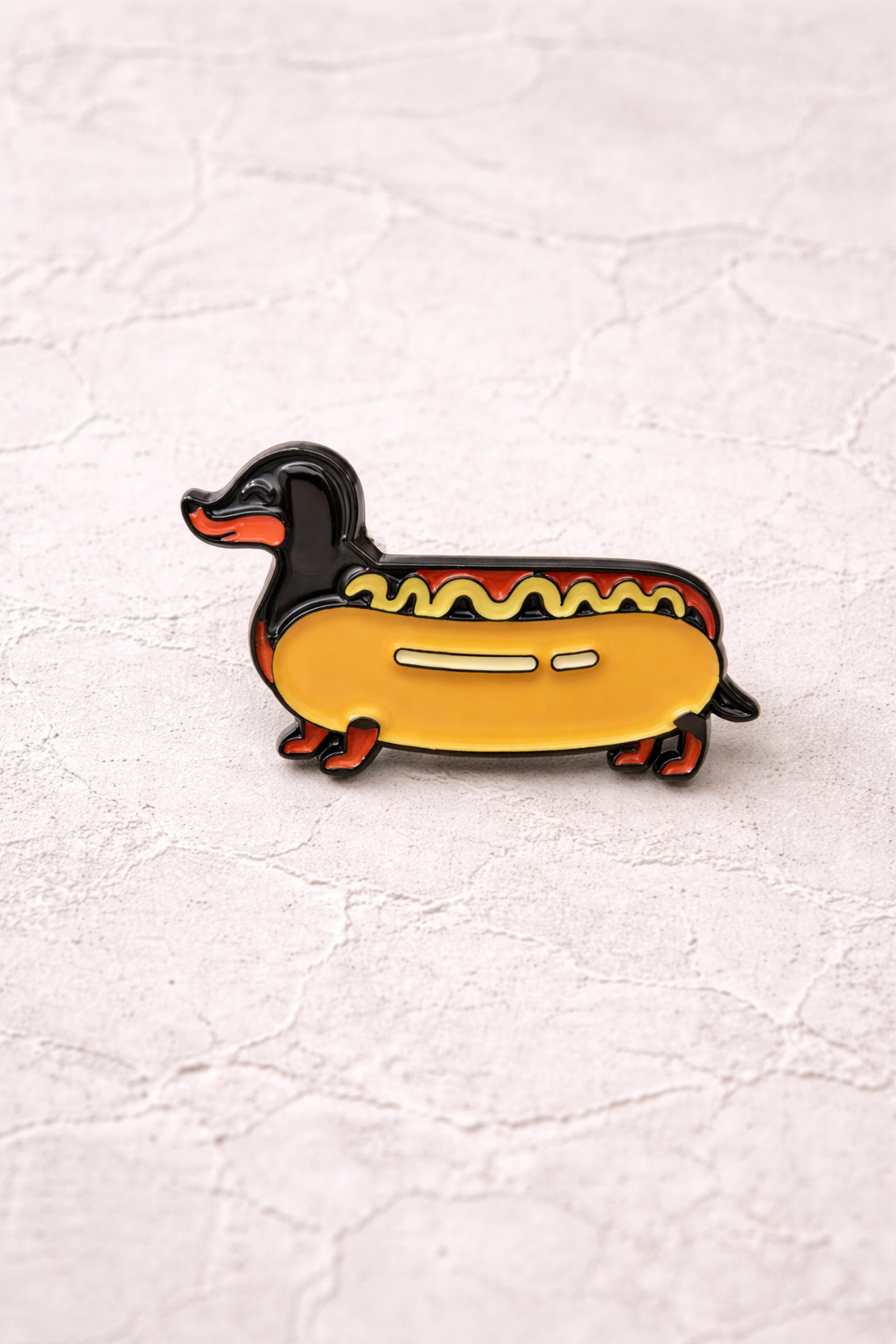 Pin's émaillé teckel hot-dog métal coloré fond blanc