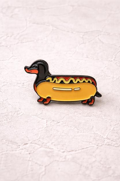 Pin's émaillé teckel hot-dog métal coloré fond blanc