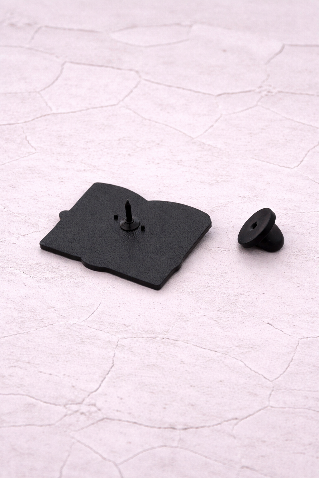 Dos du pin's livre Just One More Chapter avec attache épingle noir mat