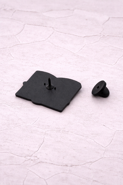 Dos du pin's livre Just One More Chapter avec attache épingle noir mat