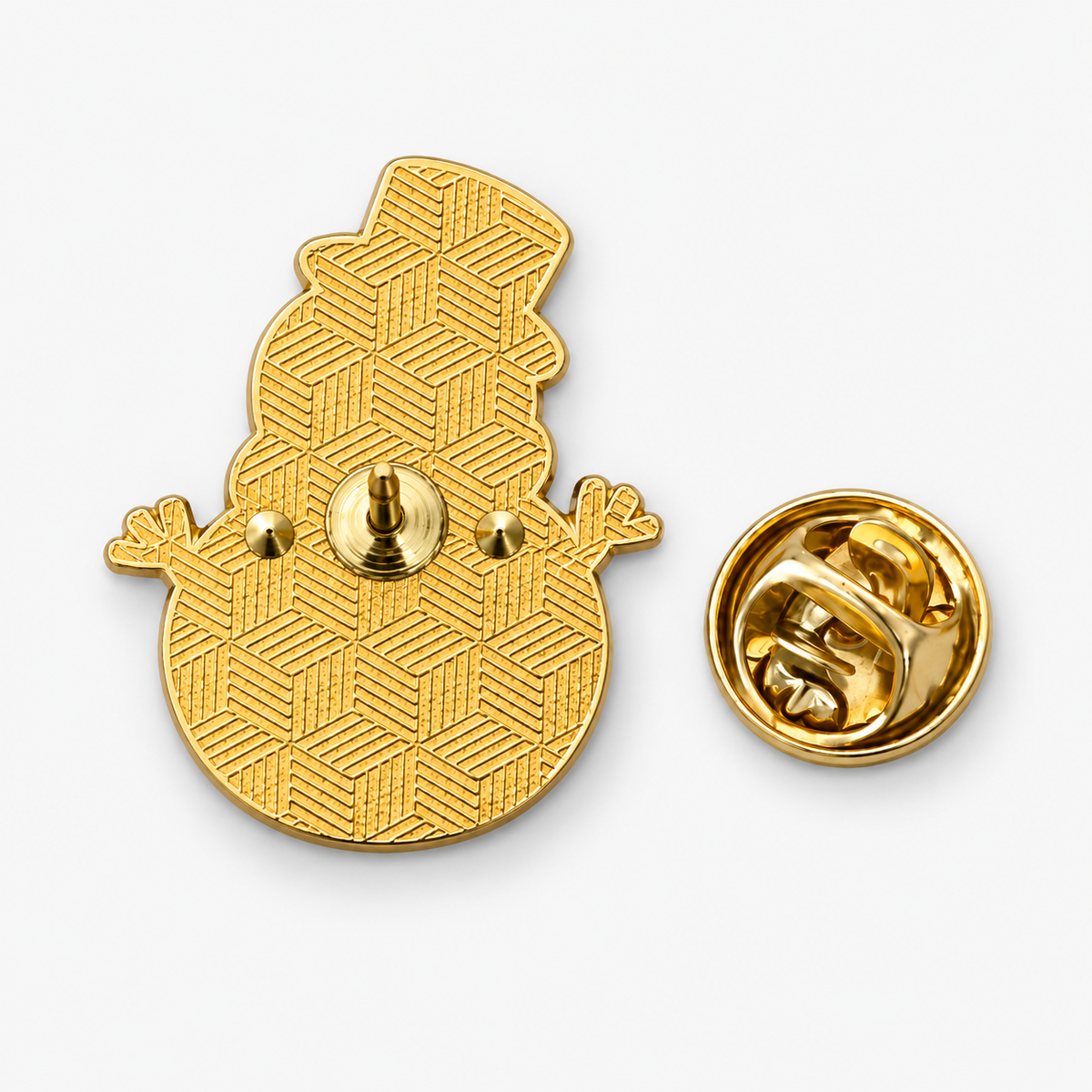 Pin's bonhomme de neige doré métallique avec motif géométrique et fermoir papillon, accessoire fantaisie hiver