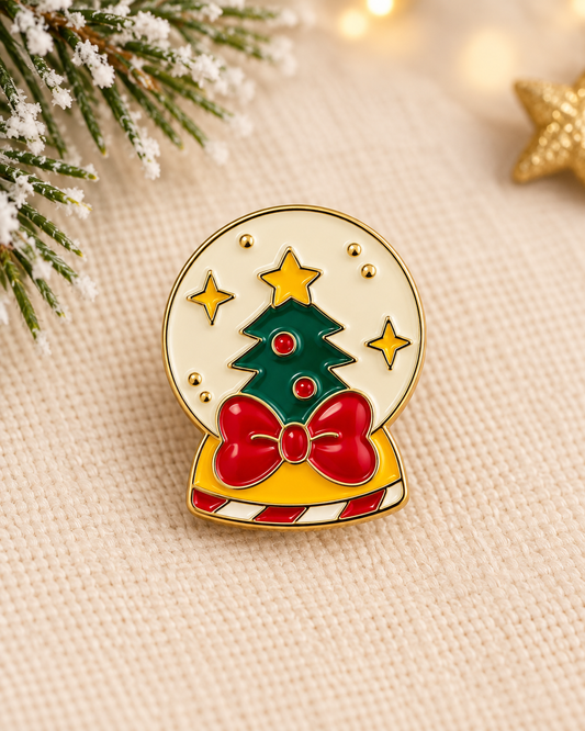 Pin's boule à neige émaillé doré avec sapin de Noël vert, nœud rouge et étoiles, broche festive femme