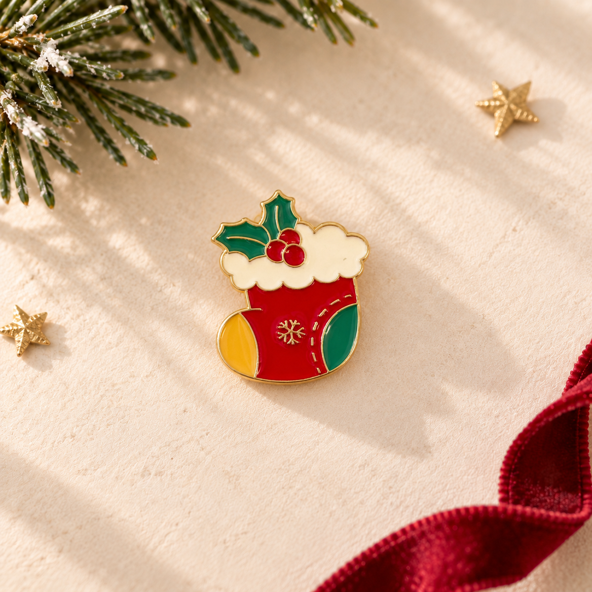 Pin's chaussette de Noël rouge et vert avec houx et flocon, accessoire festif émaillé doré pour tenue de fêtes