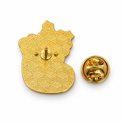 Pin's chaussette de Noël doré métal avec fermoir papillon, accessoire festif original pour vêtements et sacs