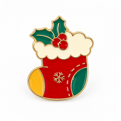 Pin's chaussette de Noël rouge et vert avec houx et flocon doré, accessoire festif émaillé style kawaii