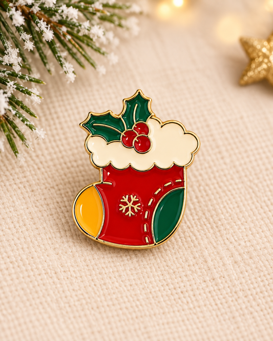 Pin's chaussette de Noël émaillé rouge vert doré avec houx et flocon broche festive femme accessoire fêtes