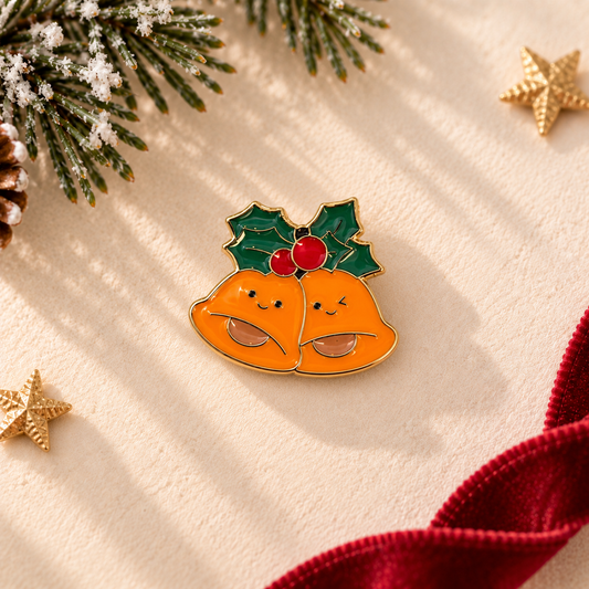 Pin's cloches de Noël orange kawaii avec houx vert et baies rouges, accessoire festif émaillé doré