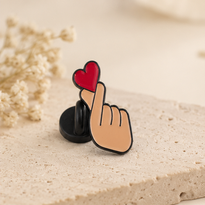 Pin's finger heart rouge émaillé main avec cœur, épinglette tendance K-pop accessoire mode original