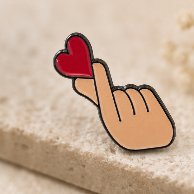 Pin's émaillé finger heart rouge geste coeur coréen, épinglette kawaii accessoire mode tendance K-pop