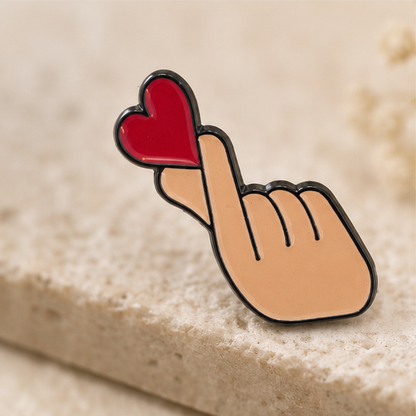 Pin's émaillé finger heart rouge geste coeur coréen, épinglette kawaii accessoire mode tendance K-pop