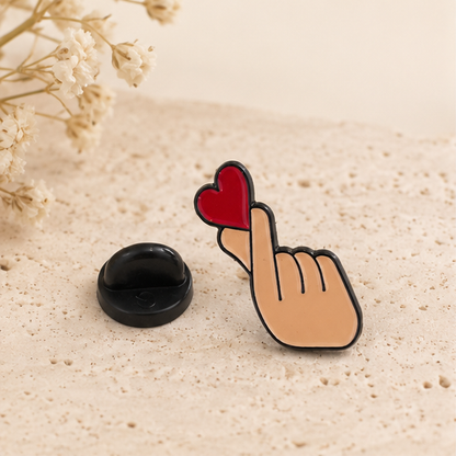 Pin's finger heart rouge émaillé main et cœur, épinglette K-pop style coréen avec attache papillon noire