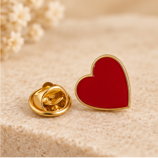 Pin's cœur rouge émaillé avec contour doré et fermoir papillon métal or, accessoire mode femme tendance