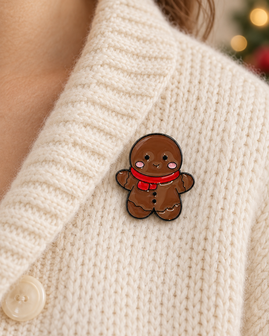 Pin's émail pain d'épice kawaii rouge et marron sur pull tricot crème, accessoire broche fantaisie Noël femme