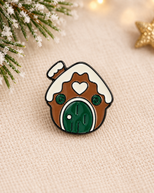 Pin's émaillé maison pain d'épice hobbit avec toit enneigé et porte verte, broche fantaisie Noël accessoire original