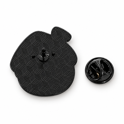 Pin's noir motif maison pain d'épice dos métal texturé avec attache papillon accessoire original collection hiver