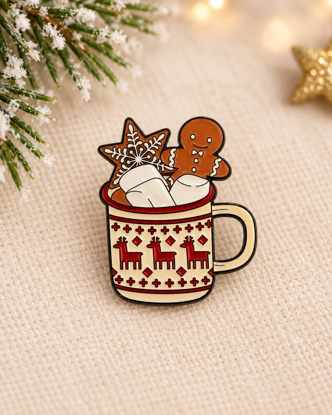 Pin's émaillé tasse de Noël motif rennes nordiques avec bonhomme pain d'épices et marshmallows accessoire festif hiver