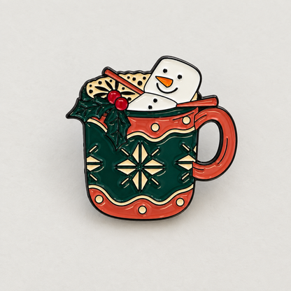 Pin's émaillé tasse de Noël rouge et vert avec bonhomme de neige marshmallow et motif flocon accessoire fantaisie hiver