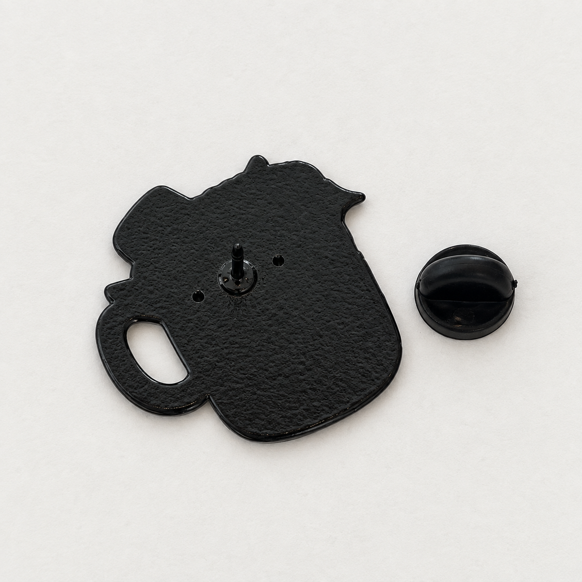 Pin's tasse de Noël noir mat dos métal avec attache papillon accessoire mode festif original