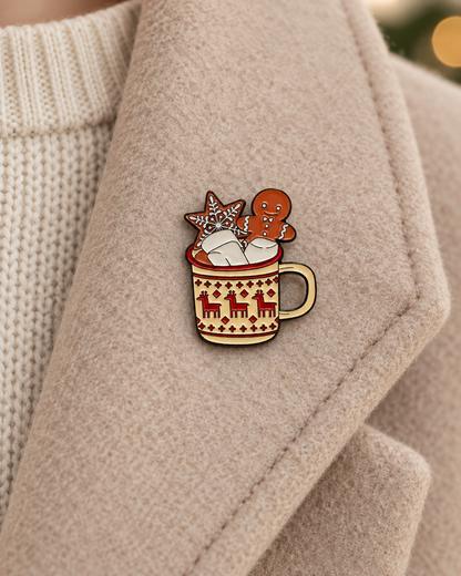 Pin's tasse de Noël émaillé avec gingerbread et marshmallows, accessoire festif hiver sur manteau beige