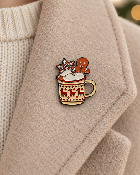 Pin's tasse de Noël émaillé avec gingerbread et marshmallows, accessoire festif hiver sur manteau beige