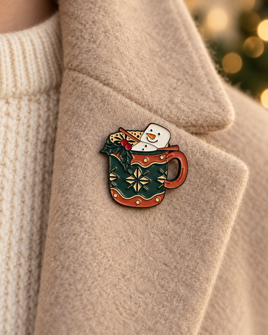 Pin's émaillé tasse de Noël verte et rouge avec bonhomme de neige marshmallow, accessoire broche fantaisie hiver femme