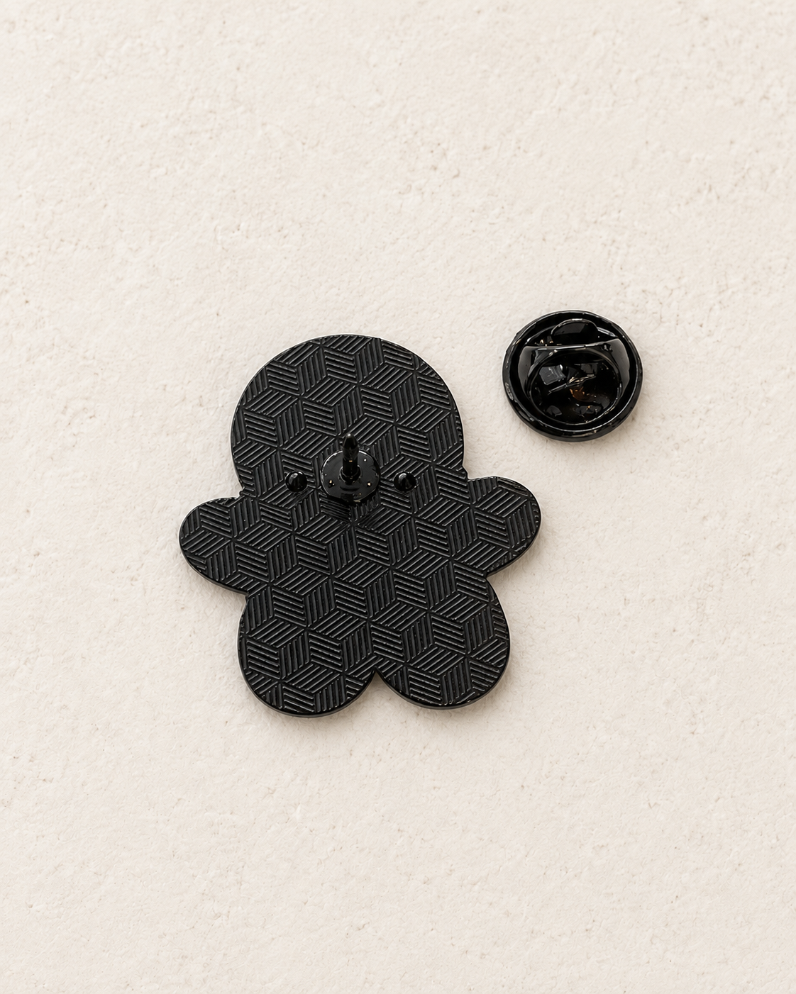 Pin's pain d'épice noir métallique dos texturé motif géométrique cube accessoire fantaisie original
