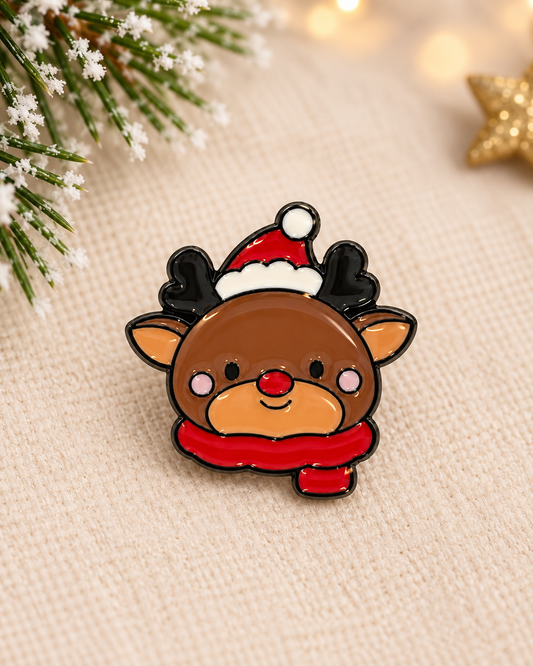 Pin's émaillé renne de Noël kawaii Rudolph avec bonnet rouge et écharpe, broche accessoire festif mignon