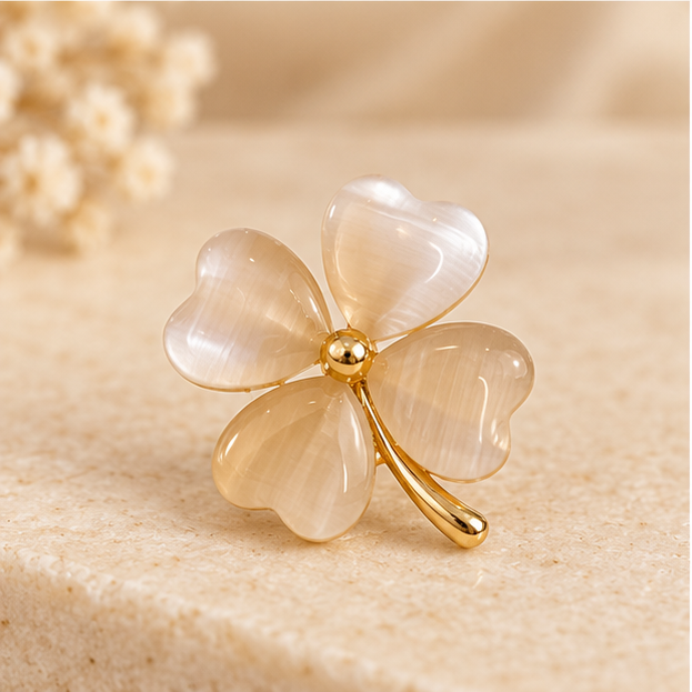 Pin's trèfle à quatre feuilles doré avec pierres œil de chat blanc nacré, accessoire porte-bonheur femme élégant