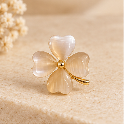 Pin's trèfle à quatre feuilles en pierre œil de chat blanc nacré avec tige dorée, accessoire porte-bonheur femme élégant