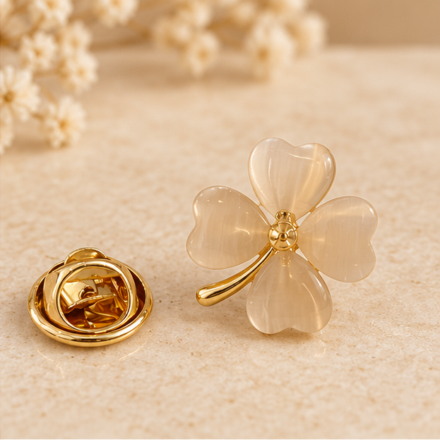 Pin's trèfle à quatre feuilles doré avec pierres œil de chat blanc nacré et fermoir papillon métal or accessoire porte-bonheu