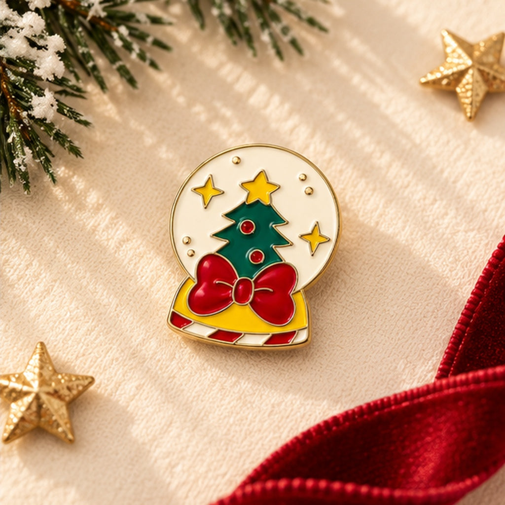 Pin's boule à neige de Noël avec sapin vert, étoiles dorées et nœud rouge, accessoire festif émaillé doré