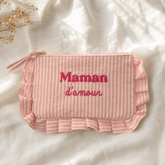 Pochette brodée Maman d'amour rayures rose pâle et blanc avec volants froncés et zip doré 17x10,5 cm